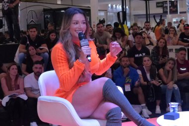 Sao Paulo 'daki Arnold Spor Güney Amerika fuarında hareketlilik. 30 Nisan 2022, Sao Paulo, Brezilya: Halkın hareketi, sunucu ve iş kadını Ana Hickmann ve model Juju Salimeni ile birlikte