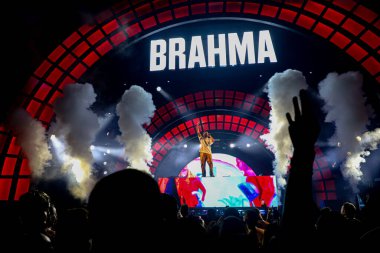 Sanatçılar ve ünlüler, Bar Brahma kutusunda DJ Pedro Sampaio 'nun gösterisine eşlik ediyorlar. 30 Nisan 2022, Sao Paulo, Brezilya: Sao Paulo Karnavalı sırasında DJ Pedro Sampaio 'nun Bar Brahma kutusundaki gösterisine sanatçılar ve ünlüler eşlik ediyor 