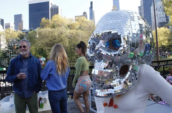 Central Park 'ta Robot Kalp Bedeli New York' ta. 30 Nisan 2022, New York, ABD: Robot Kalp sunar Wollman Pink, Central Park 'ta Fare Forward New York. 30 Nisan - 1 Mayıs tarihleri arasında başlayan 2 günlük bir etkinlik