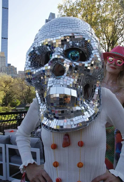 Central Park 'ta Robot Kalp Bedeli New York' ta. 30 Nisan 2022, New York, ABD: Robot Kalp sunar Wollman Pink, Central Park 'ta Fare Forward New York. 30 Nisan - 1 Mayıs tarihleri arasında başlayan 2 günlük bir etkinlik