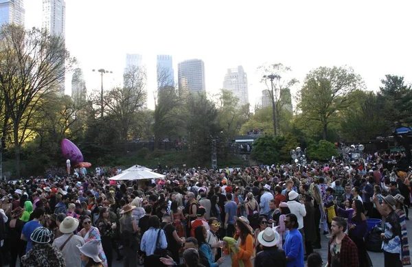 30 Nisan 2022, New York, ABD: Central Park 'taki Wollman Rink' te Robot Kalp Atışı sırasında Tekno müzik dansı. 30 Nisan 'dan 1 Mayıs' a kadar başlayan 2 günlük etkinlikte 13 sanatçı, bir müzik ve sanat kutlaması yer alıyor.