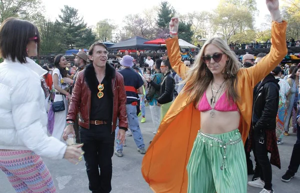 (Tekno Parti: Central Park 'ta Robot Kalp Atışı New York' ta. 30 Nisan 2022, New York, ABD: Central Park 'taki Wollman Rink' te Robot Kalp Atışı sırasında Tekno müzik dansı. 30 Nisan 'dan itibaren 2 gün sürecek.