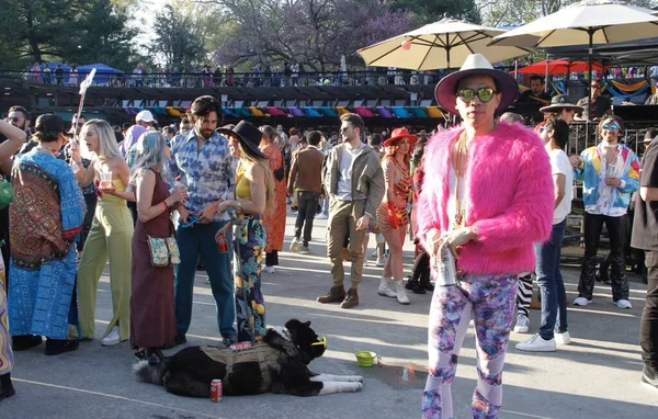 (Tekno Parti: Central Park 'ta Robot Kalp Atışı New York' ta. 30 Nisan 2022, New York, ABD: Central Park 'taki Wollman Rink' te Robot Kalp Atışı sırasında Tekno müzik dansı. 30 Nisan 'dan itibaren 2 gün sürecek.