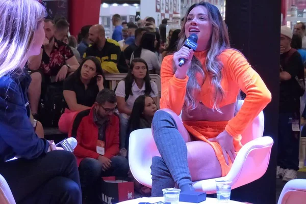 Sao Paulo 'daki Arnold Spor Güney Amerika fuarında hareketlilik. 30 Nisan 2022, Sao Paulo, Brezilya: Halkın hareketi, sunucu ve iş kadını Ana Hickmann ve model Juju Salimeni ile birlikte