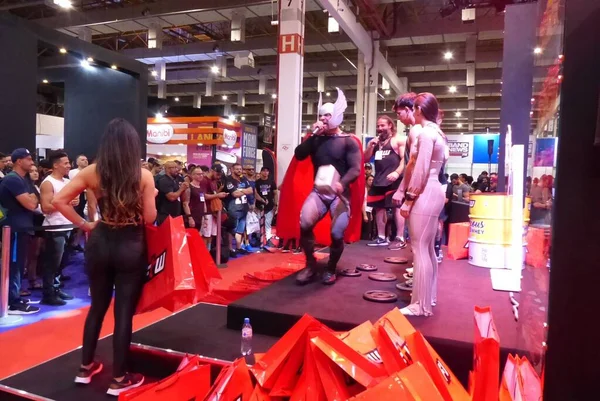 Sao Paulo 'daki Arnold Spor Güney Amerika fuarında hareketlilik. 30 Nisan 2022, Sao Paulo, Brezilya: Halkın hareketi, sunucu ve iş kadını Ana Hickmann ve model Juju Salimeni ile birlikte