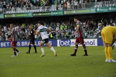 Brezilya Futbol Şampiyonası: Coritiba ve Fluminense. 1 Mayıs 2022 'de, Coritiba ile Fluminense arasındaki futbol maçı, 1 Pazar günü Curitiba' daki Couto Pereira Stadyumu 'nda düzenlenen Brezilya Futbol Şampiyonası' nın dördüncü turu için geçerli.)