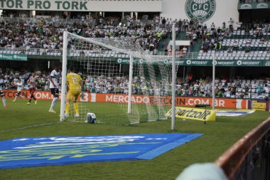 Brezilya Futbol Şampiyonası: Coritiba ve Fluminense. 1 Mayıs 2022 'de, Coritiba ile Fluminense arasındaki futbol maçı, 1 Pazar günü Curitiba' daki Couto Pereira Stadyumu 'nda düzenlenen Brezilya Futbol Şampiyonası' nın dördüncü turu için geçerli.)