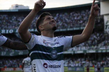 Brezilya Futbol Şampiyonası: Coritiba ve Fluminense. 1 Mayıs 2022 'de, Coritiba ile Fluminense arasındaki futbol maçı, 1 Pazar günü Curitiba' daki Couto Pereira Stadyumu 'nda düzenlenen Brezilya Futbol Şampiyonası' nın dördüncü turu için geçerli.)