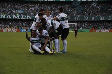 Brezilya Futbol Şampiyonası: Coritiba ve Fluminense. 1 Mayıs 2022 'de, Coritiba ile Fluminense arasındaki futbol maçı, 1 Pazar günü Curitiba' daki Couto Pereira Stadyumu 'nda düzenlenen Brezilya Futbol Şampiyonası' nın dördüncü turu için geçerli.)