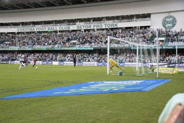 Brezilya Futbol Şampiyonası: Coritiba ve Fluminense. 1 Mayıs 2022 'de, Coritiba ile Fluminense arasındaki futbol maçı, 1 Pazar günü Curitiba' daki Couto Pereira Stadyumu 'nda düzenlenen Brezilya Futbol Şampiyonası' nın dördüncü turu için geçerli.)