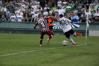 Brezilya Futbol Şampiyonası: Coritiba ve Fluminense. 1 Mayıs 2022 'de, Coritiba ile Fluminense arasındaki futbol maçı, 1 Pazar günü Curitiba' daki Couto Pereira Stadyumu 'nda düzenlenen Brezilya Futbol Şampiyonası' nın dördüncü turu için geçerli.)