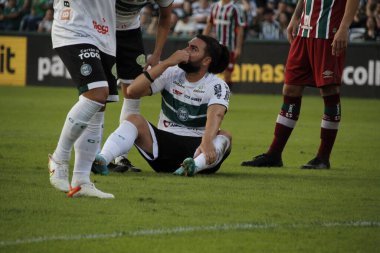 Brezilya Futbol Şampiyonası: Coritiba ve Fluminense. 1 Mayıs 2022 'de, Coritiba ile Fluminense arasındaki futbol maçı, 1 Pazar günü Curitiba' daki Couto Pereira Stadyumu 'nda düzenlenen Brezilya Futbol Şampiyonası' nın dördüncü turu için geçerli.)