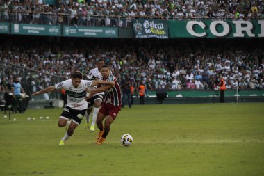 Brezilya Futbol Şampiyonası: Coritiba ve Fluminense. 1 Mayıs 2022 'de, Coritiba ile Fluminense arasındaki futbol maçı, 1 Pazar günü Curitiba' daki Couto Pereira Stadyumu 'nda düzenlenen Brezilya Futbol Şampiyonası' nın dördüncü turu için geçerli.)