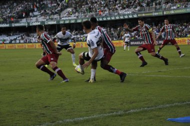 Brezilya Futbol Şampiyonası: Coritiba ve Fluminense. 1 Mayıs 2022 'de, Coritiba ile Fluminense arasındaki futbol maçı, 1 Pazar günü Curitiba' daki Couto Pereira Stadyumu 'nda düzenlenen Brezilya Futbol Şampiyonası' nın dördüncü turu için geçerli.)