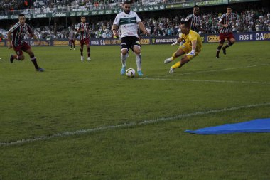 Brezilya Futbol Şampiyonası: Coritiba ve Fluminense. 1 Mayıs 2022 'de, Coritiba ile Fluminense arasındaki futbol maçı, 1 Pazar günü Curitiba' daki Couto Pereira Stadyumu 'nda düzenlenen Brezilya Futbol Şampiyonası' nın dördüncü turu için geçerli.)