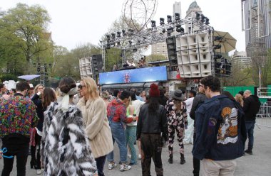 Central Park 'ta Robot Kalp Bedeli New York' ta. 1 Mayıs 2022, New York, ABD: Robot Kalp Fare 'nin New York' taki ikinci ve son günü Wollman Parkı, Central Park 'ta 13 sanatçı, müzik ve sanat kutlaması.