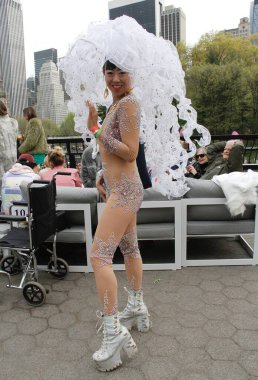 Central Park 'ta Robot Kalp Bedeli New York' ta. 1 Mayıs 2022, New York, ABD: Robot Kalp Fare 'nin New York' taki ikinci ve son günü Wollman Parkı, Central Park 'ta 13 sanatçı, müzik ve sanat kutlaması.