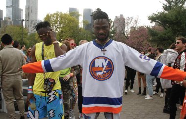 1 Mayıs 2022, New York, ABD: Isaac Igwahi ve Davida Urban, iki Nijeryalı yıldız, New York 'un Wollman Parkı' nda Robot Kalp Bedeli 'nin ikinci ve son günündeydiler.. 