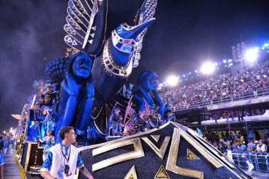 Rio de Janeiro Karnavalı 'ndan Beija Flor Samba okulunun geçit töreni. 1 Mayıs 2022, Rio de Janeiro, Brezilya: Rio de Janeiro 'daki Özel Karnaval Grubu Şampiyonları geçit töreninde samba okulu Beija Flor geçidi