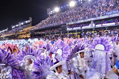 Rio de Janeiro Karnavalı 'ndan Beija Flor Samba okulunun geçit töreni. 1 Mayıs 2022, Rio de Janeiro, Brezilya: Rio de Janeiro 'daki Özel Karnaval Grubu Şampiyonları geçit töreninde samba okulu Beija Flor geçidi