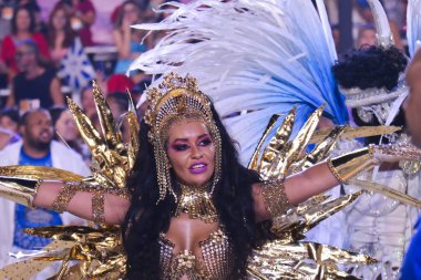 Rio de Janeiro Karnavalı 'ndan Beija Flor Samba okulunun geçit töreni. 1 Mayıs 2022, Rio de Janeiro, Brezilya: Rio de Janeiro 'daki Özel Karnaval Grubu Şampiyonları geçit töreninde samba okulu Beija Flor geçidi