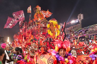 Rio de Janeiro Karnaval Özel Grubu sırasında Büyük Rio samba okulu geçit töreni. 1 Mayıs 2022, Rio de Janeiro, Brezilya: Akademisyenler do Grande Rio samba okulu, sıralamada birinci, samba podyumuna girin