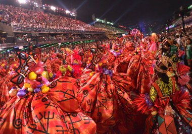 Rio de Janeiro Karnaval Özel Grubu sırasında Büyük Rio samba okulu geçit töreni. 1 Mayıs 2022, Rio de Janeiro, Brezilya: Akademisyenler do Grande Rio samba okulu, sıralamada birinci, samba podyumuna girin