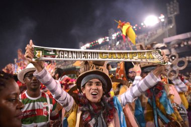 Rio de Janeiro Karnaval Özel Grubu sırasında Büyük Rio samba okulu geçit töreni. 1 Mayıs 2022, Rio de Janeiro, Brezilya: Akademisyenler do Grande Rio samba okulu, sıralamada birinci, samba podyumuna girin