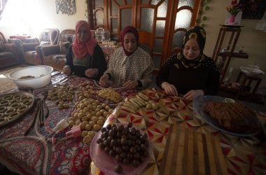 Filistinli kadınlar bayram hazırlığı için içi tarihlerle doldurulmuş pastalar yapıyorlar. 1 Mayıs 2022, Gazze Şeridi, Filistin: Filistinli kadınlar bayram hazırlıkları için tarihlerle doldurulmuş pastalar yapıyorlar 