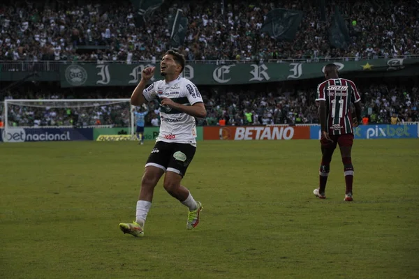 Brezilya Futbol Şampiyonası: Coritiba ve Fluminense. 1 Mayıs 2022 'de, Coritiba ile Fluminense arasındaki futbol maçı, 1 Pazar günü Curitiba' daki Couto Pereira Stadyumu 'nda düzenlenen Brezilya Futbol Şampiyonası' nın dördüncü turu için geçerli.)