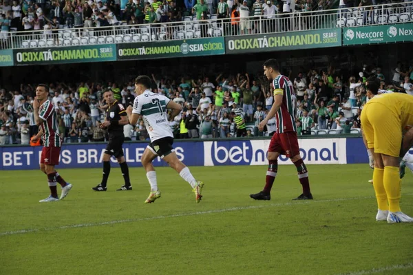 Brezilya Futbol Şampiyonası: Coritiba ve Fluminense. 1 Mayıs 2022 'de, Coritiba ile Fluminense arasındaki futbol maçı, 1 Pazar günü Curitiba' daki Couto Pereira Stadyumu 'nda düzenlenen Brezilya Futbol Şampiyonası' nın dördüncü turu için geçerli.)