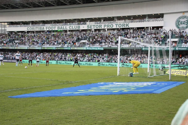 Brezilya Futbol Şampiyonası: Coritiba ve Fluminense. 1 Mayıs 2022 'de, Coritiba ile Fluminense arasındaki futbol maçı, 1 Pazar günü Curitiba' daki Couto Pereira Stadyumu 'nda düzenlenen Brezilya Futbol Şampiyonası' nın dördüncü turu için geçerli.)