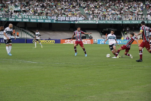 Brezilya Futbol Şampiyonası: Coritiba ve Fluminense. 1 Mayıs 2022 'de, Coritiba ile Fluminense arasındaki futbol maçı, 1 Pazar günü Curitiba' daki Couto Pereira Stadyumu 'nda düzenlenen Brezilya Futbol Şampiyonası' nın dördüncü turu için geçerli.)