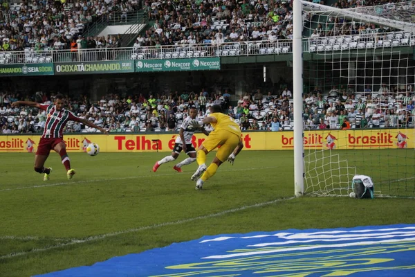 Brezilya Futbol Şampiyonası: Coritiba ve Fluminense. 1 Mayıs 2022 'de, Coritiba ile Fluminense arasındaki futbol maçı, 1 Pazar günü Curitiba' daki Couto Pereira Stadyumu 'nda düzenlenen Brezilya Futbol Şampiyonası' nın dördüncü turu için geçerli.)
