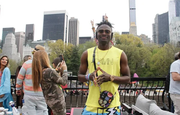 1 Mayıs 2022, New York, ABD: Isaac Igwahi ve Davida Urban, iki Nijeryalı yıldız, New York 'un Wollman Parkı' nda Robot Kalp Bedeli 'nin ikinci ve son günündeydiler.. 