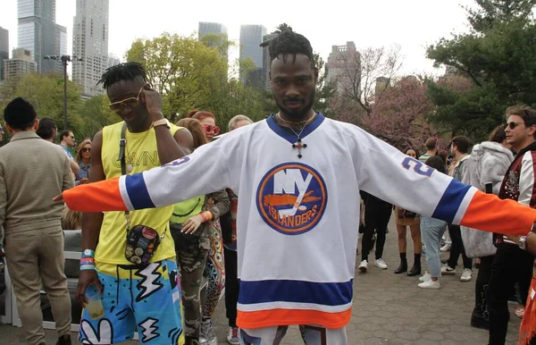 1 Mayıs 2022, New York, ABD: Isaac Igwahi ve Davida Urban, iki Nijeryalı yıldız, New York 'un Wollman Parkı' nda Robot Kalp Bedeli 'nin ikinci ve son günündeydiler.. 