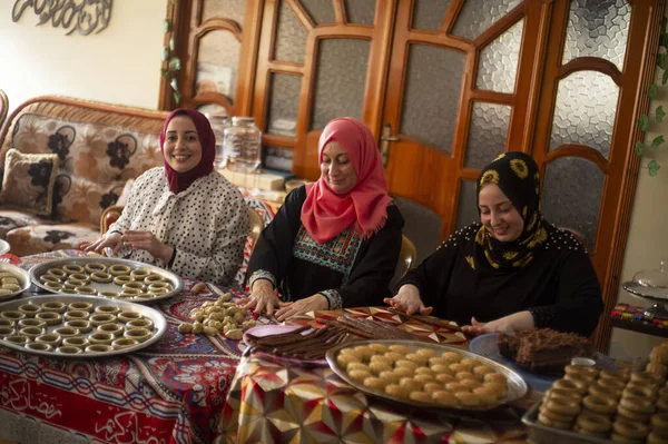 Palestinian Women Make Cakes Stuffed Dates Preparation Eid Fitr Holiday — Fotografia de Stock