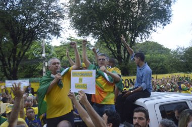 (Natal 'da düzenlenen İşçi Bayramı protestosu sırasında Brezilya Cumhurbaşkanı Jair Bolsonaro' nun destekçileri. 2 Mayıs 2022, Natal, Rio Grande do Norte, Brezilya: Brezilya Cumhurbaşkanı Jair Bolsonaro 'nun destekçileri