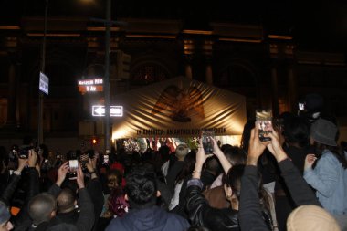 2 Mayıs 2022, New York, ABD: Birçok taraftar kırmızı halının önünde kuyruğa girerken görüldü, bazıları iskelede asılıydı, yüksek yerlerde, sadece ünlü sanatçılarına bakmak için 2022 Met Gala kırmızı halısında. 