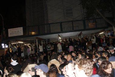 (2022 'de Gala kırmızı halısıyla tanıştım. 2 Mayıs 2022, New York, ABD: Birçok taraftar kırmızı halının önünde kuyruğa girerken görüldü, bazıları iskelede asılıydı, yüksek yerlerde, sadece ünlü sanatçılarına bakmak için 2022 Met Gala kırmızı halısında. 