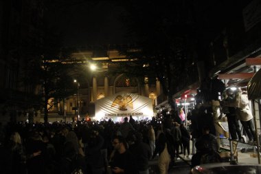 2 Mayıs 2022, New York, ABD: Birçok taraftar kırmızı halının önünde kuyruğa girerken görüldü, bazıları iskelede asılıydı, yüksek yerlerde, sadece ünlü sanatçılarına bakmak için 2022 Met Gala kırmızı halısında. 