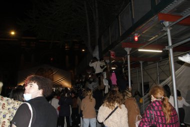 (2022 'de Gala kırmızı halısıyla tanıştım. 2 Mayıs 2022, New York, ABD: Birçok taraftar kırmızı halının önünde kuyruğa girerken görüldü, bazıları iskelede asılıydı, yüksek yerlerde, sadece ünlü sanatçılarına bakmak için 2022 Met Gala kırmızı halısında. 