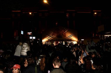 (2022 'de Gala kırmızı halısıyla tanıştım. 2 Mayıs 2022, New York, ABD: Birçok taraftar kırmızı halının önünde kuyruğa girerken görüldü, bazıları iskelede asılıydı, yüksek yerlerde, sadece ünlü sanatçılarına bakmak için 2022 Met Gala kırmızı halısında. 