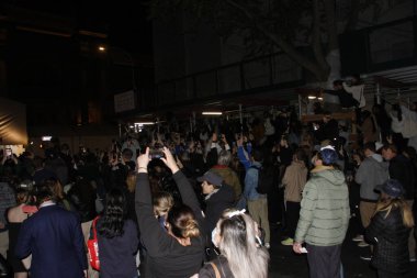 2 Mayıs 2022, New York, ABD: Birçok taraftar kırmızı halının önünde kuyruğa girerken görüldü, bazıları iskelede asılıydı, yüksek yerlerde, sadece ünlü sanatçılarına bakmak için 2022 Met Gala kırmızı halısında. 