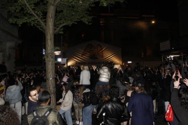 2 Mayıs 2022, New York, ABD: Birçok taraftar kırmızı halının önünde kuyruğa girerken görüldü, bazıları iskelede asılıydı, yüksek yerlerde, sadece ünlü sanatçılarına bakmak için 2022 Met Gala kırmızı halısında. 