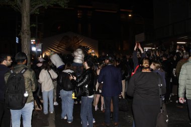 (2022 'de Gala kırmızı halısıyla tanıştım. 2 Mayıs 2022, New York, ABD: Birçok taraftar kırmızı halının önünde kuyruğa girerken görüldü, bazıları iskelede asılıydı, yüksek yerlerde, sadece ünlü sanatçılarına bakmak için 2022 Met Gala kırmızı halısında. 