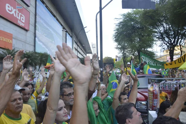(Natal 'da düzenlenen İşçi Bayramı protestosu sırasında Brezilya Cumhurbaşkanı Jair Bolsonaro' nun destekçileri. 2 Mayıs 2022, Natal, Rio Grande do Norte, Brezilya: Brezilya Cumhurbaşkanı Jair Bolsonaro 'nun destekçileri