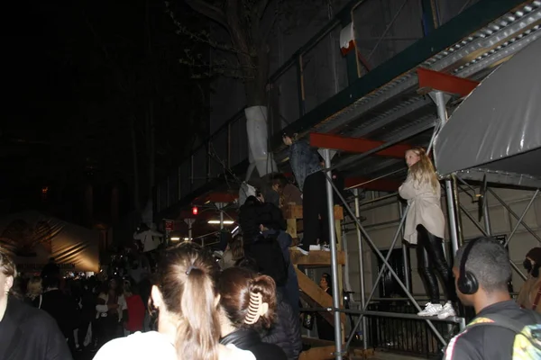 (2022 'de Gala kırmızı halısıyla tanıştım. 2 Mayıs 2022, New York, ABD: Birçok taraftar kırmızı halının önünde kuyruğa girerken görüldü, bazıları iskelede asılıydı, yüksek yerlerde, sadece ünlü sanatçılarına bakmak için 2022 Met Gala kırmızı halısında. 