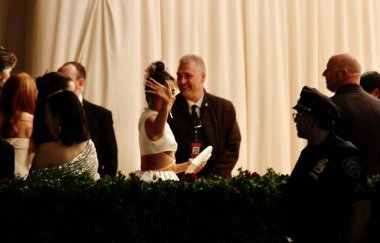 2022 'de kırmızı halıyla tanıştım. 2 Mayıs 2022, New York, ABD: Moda dünyasının en önemli etkinliklerinden biri olan Met Gala kırmızı halısı, Pazartesi gecesi Manhattan Metropolitan Sanat Müzesi 'nde gerçekleşti. 