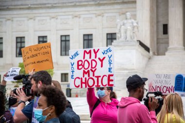 (Roe V. Wade 'e karşı ABD Anayasa Mahkemesi önünde protesto. 3 Mayıs 2022, Washington DC, Maryland, ABD: Washington DC 'deki Birleşik Devletler Yüksek Mahkemesi dışında, protestocular sızan karara verdikleri tepkiyi dile getirmek için bir araya geldiler.